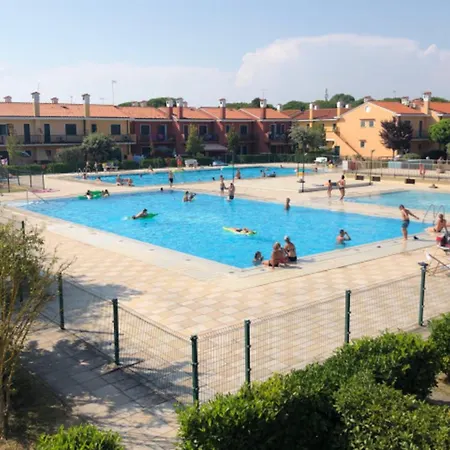 Relaxing With A Playground And Pool 아파트